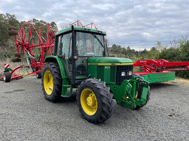 John Deere 6110J